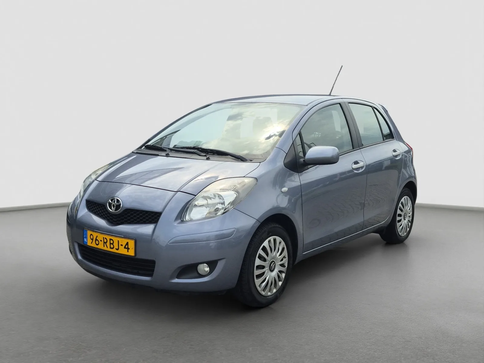 Toyota Yaris (2011) — foto 1