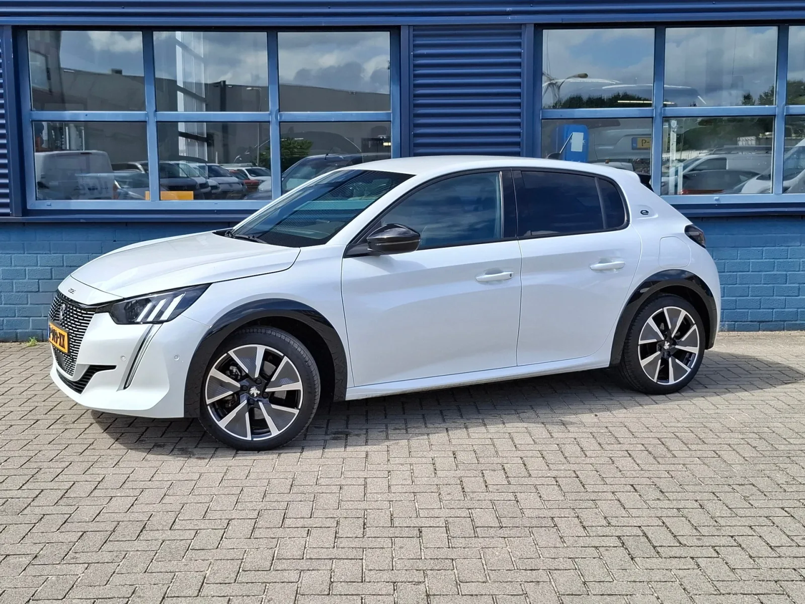 Peugeot e-208 (2022) — foto 1