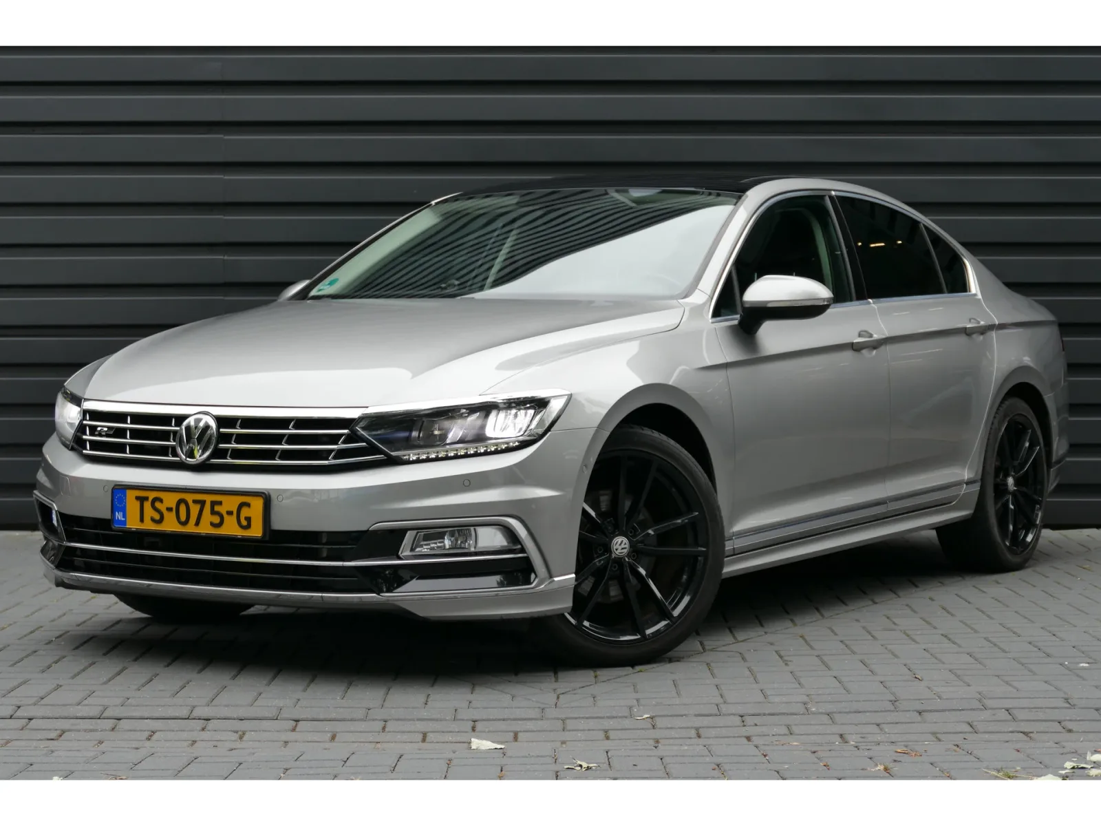 Volkswagen Passat (2017) — foto 1