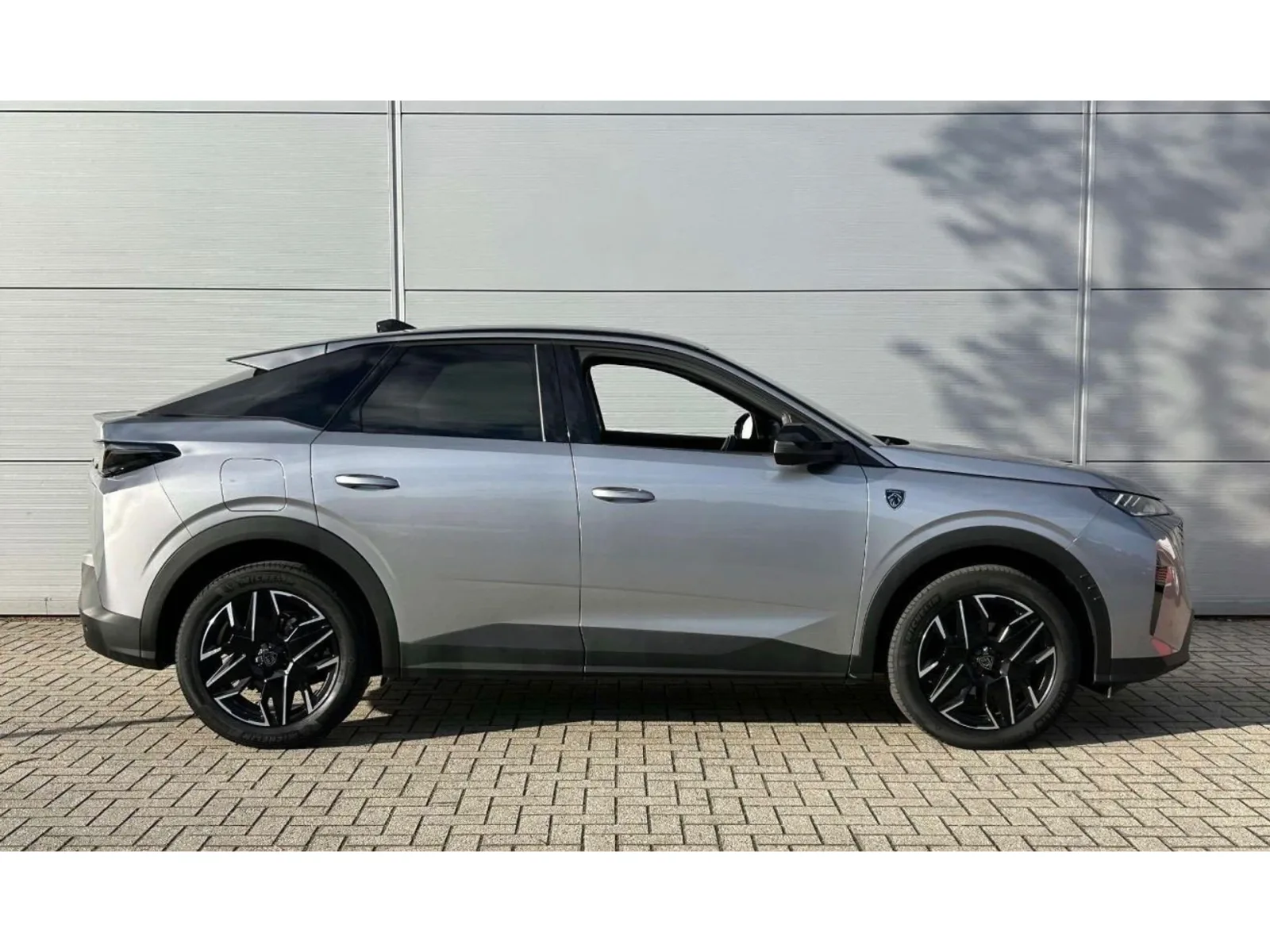 Peugeot e-3008 (2024) — foto 1