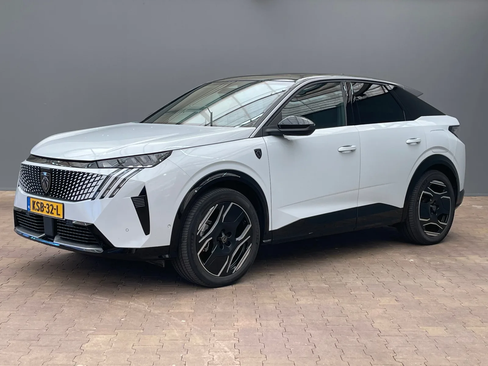 Peugeot e-3008 (2024) — foto 1
