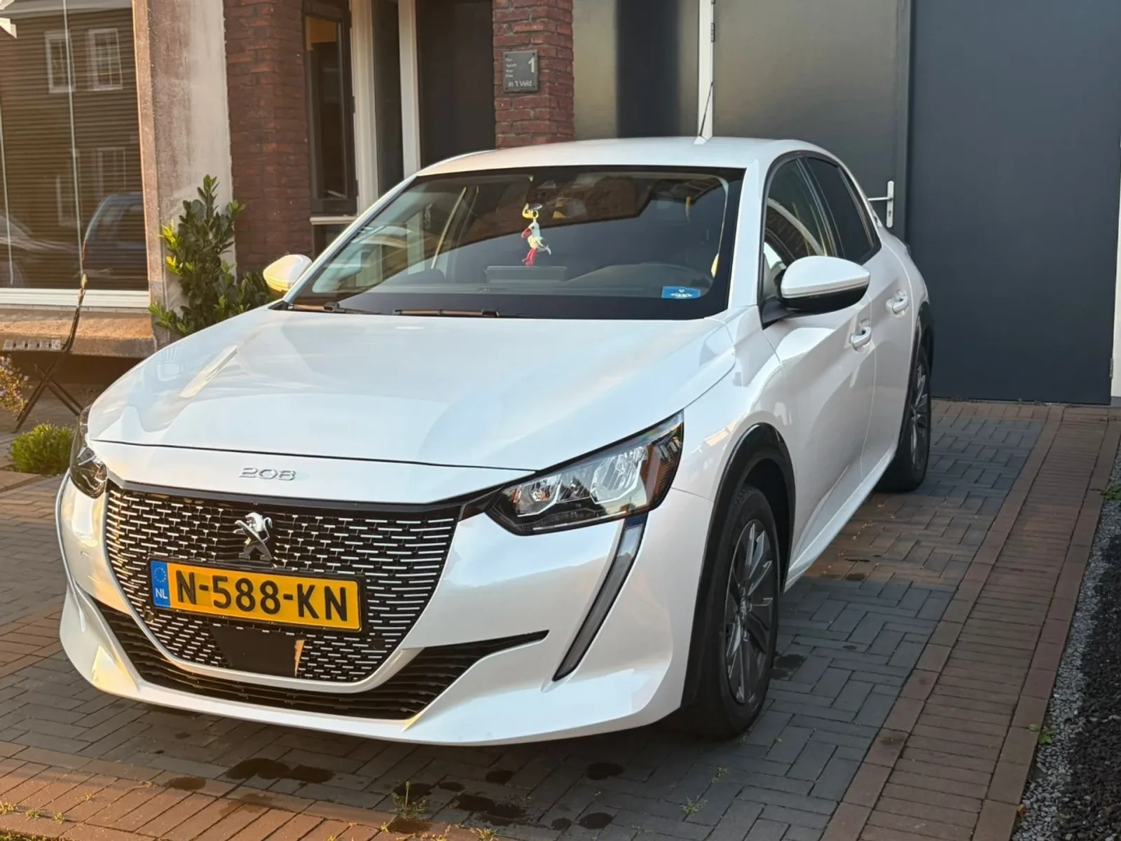 Peugeot e-208 (2021) — foto 1