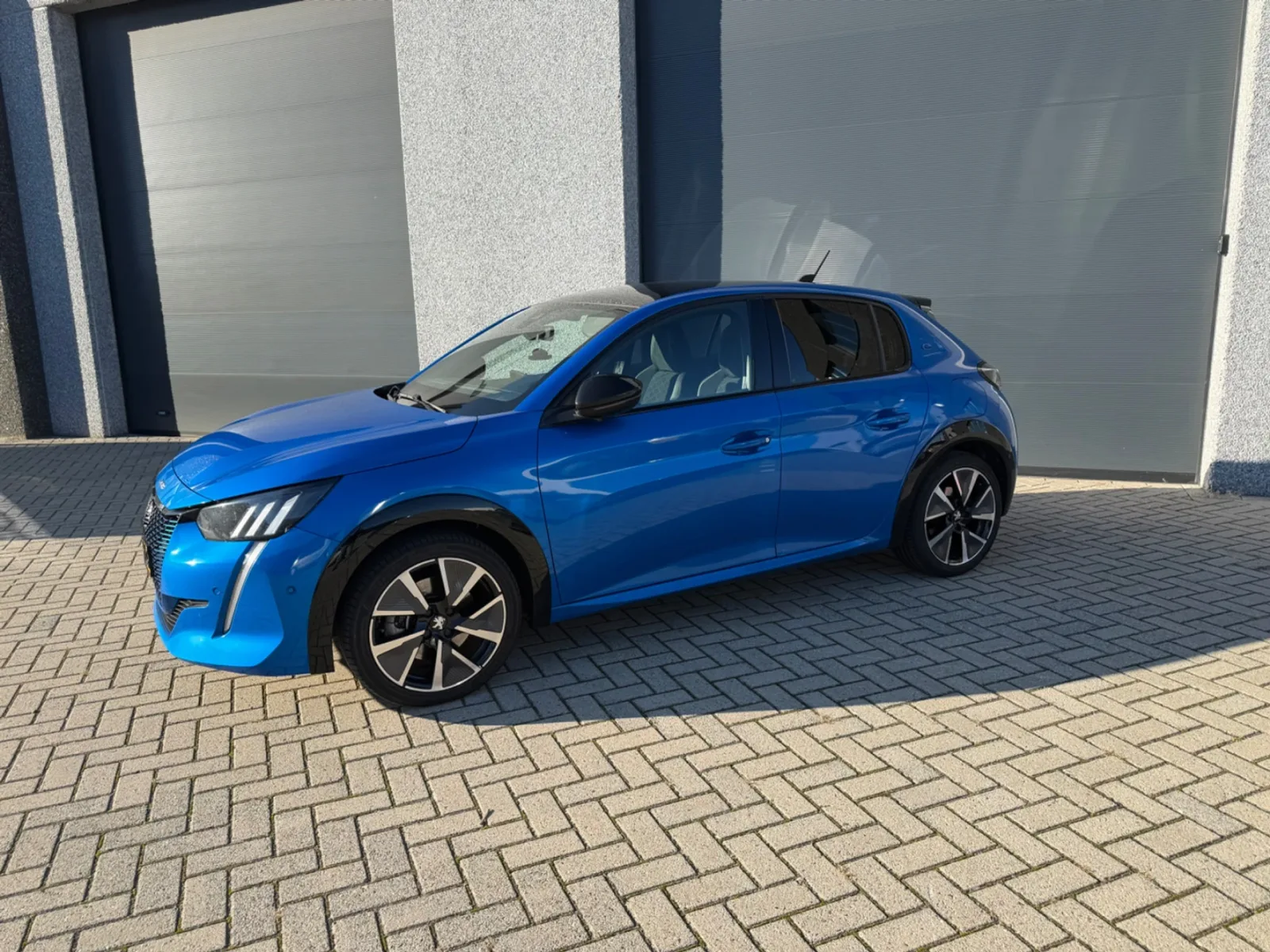 Peugeot e-208 (2022) — foto 1