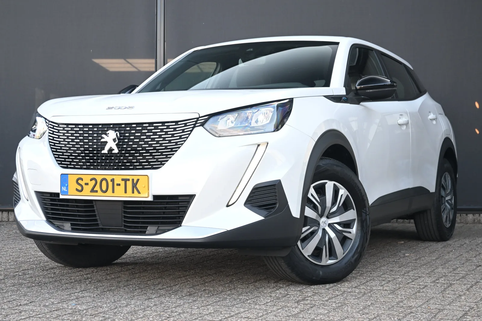 Peugeot e-2008 (2023) — foto 1