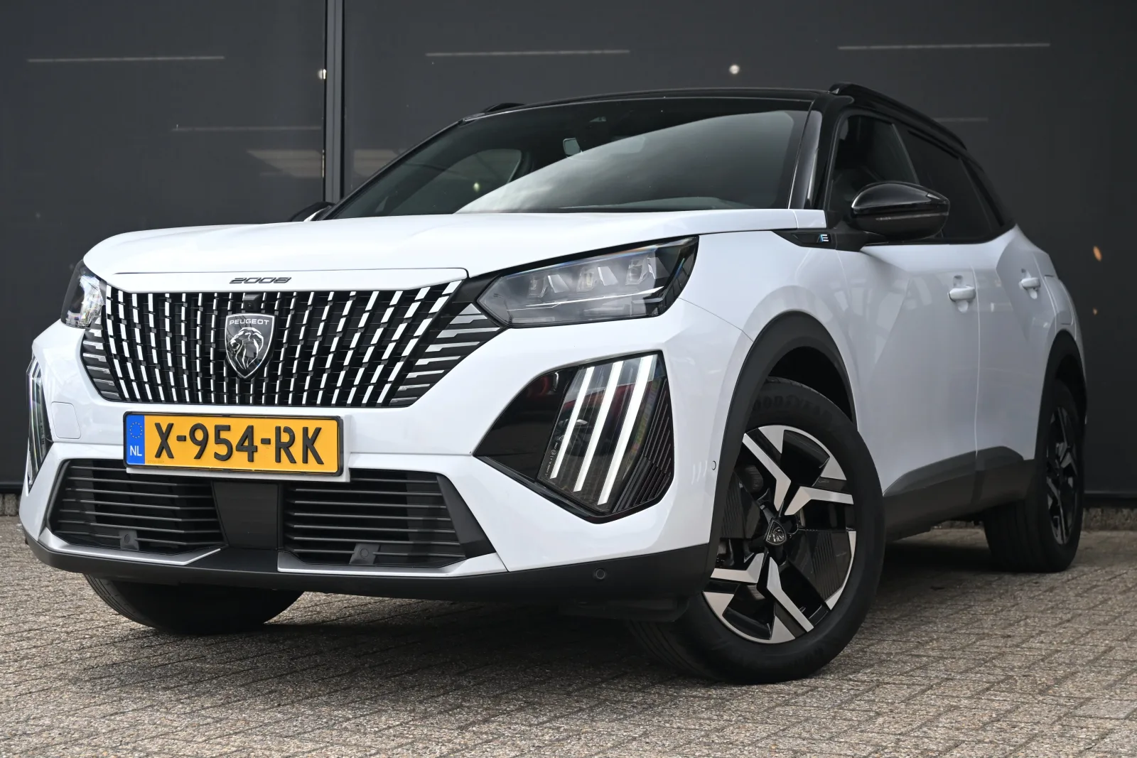Peugeot e-2008 (2024) — foto 1