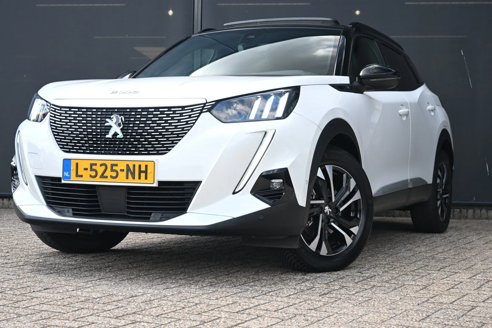Peugeot e-2008 (2021) — foto 1