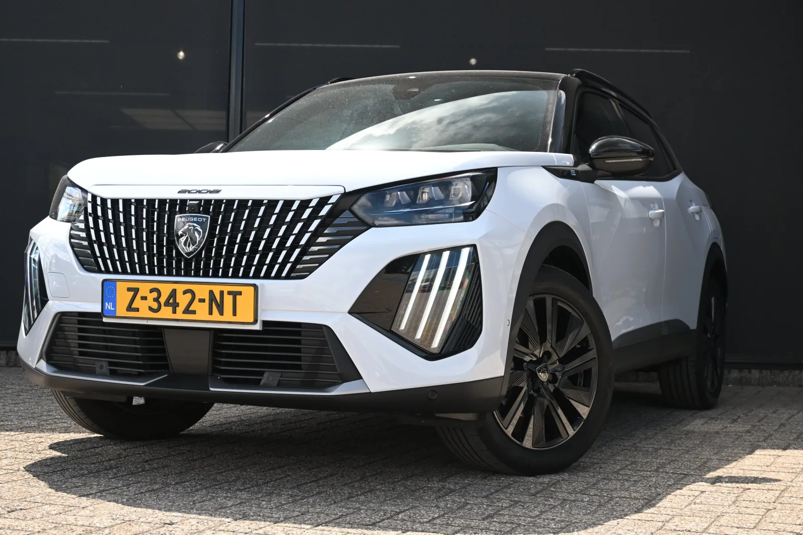 Peugeot e-2008 (2024) — foto 1