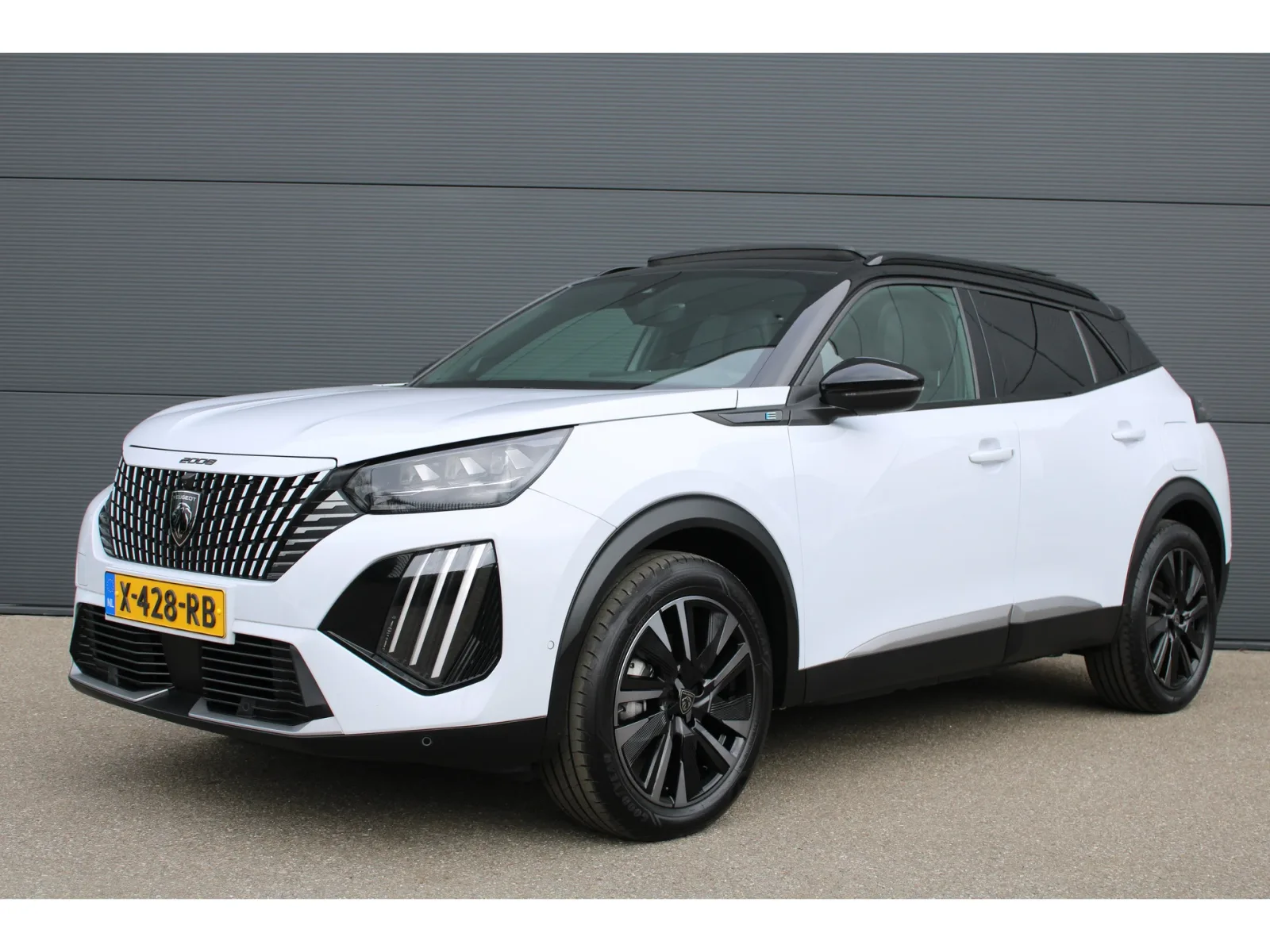 Peugeot e-2008 (2024) — foto 1