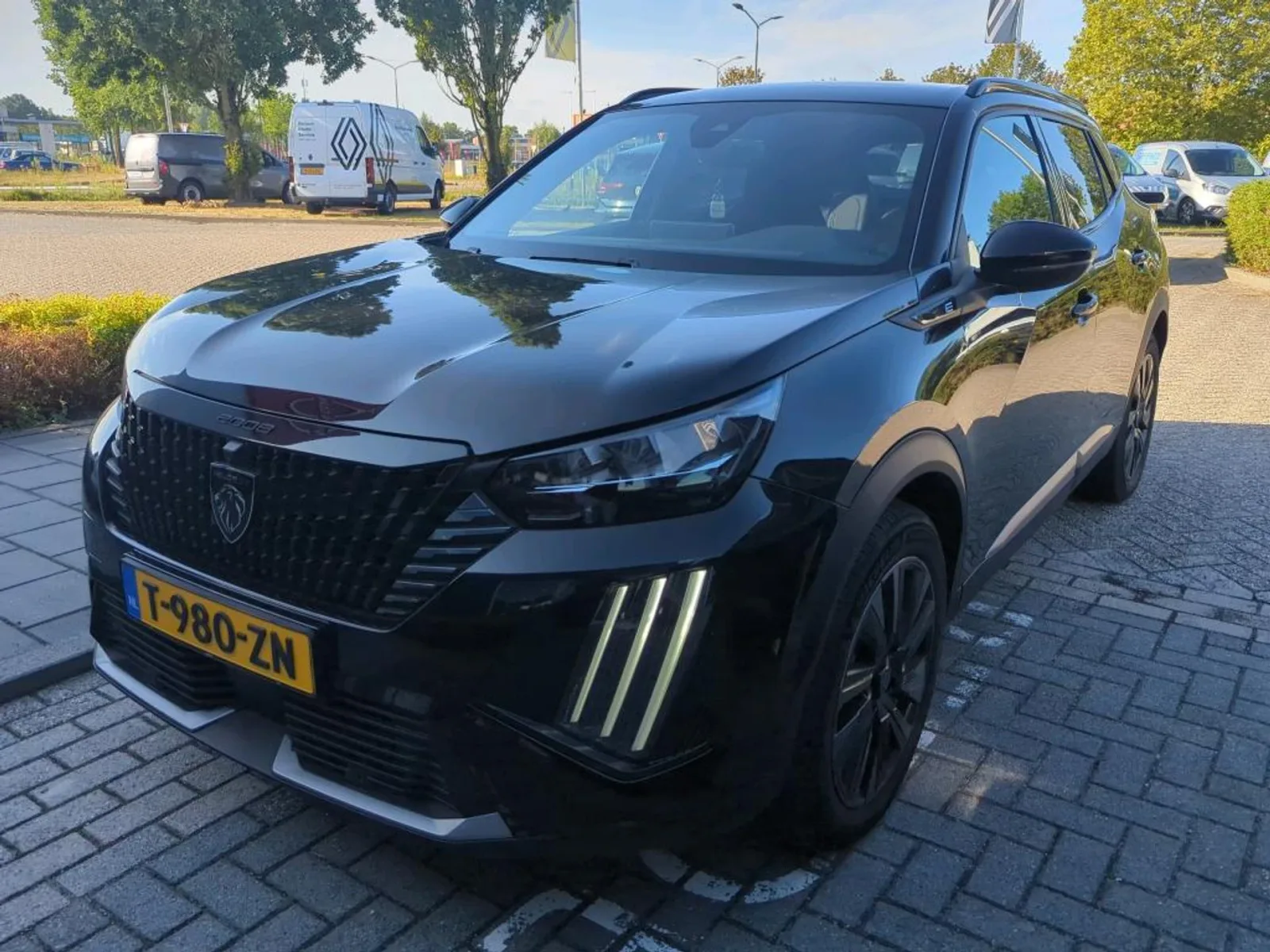 Peugeot e-2008 (2023) — foto 1