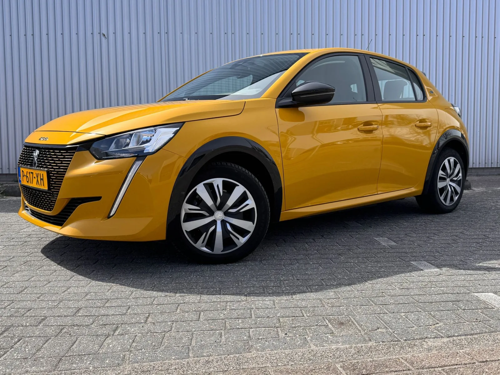 Peugeot e-208 (2022) — foto 1