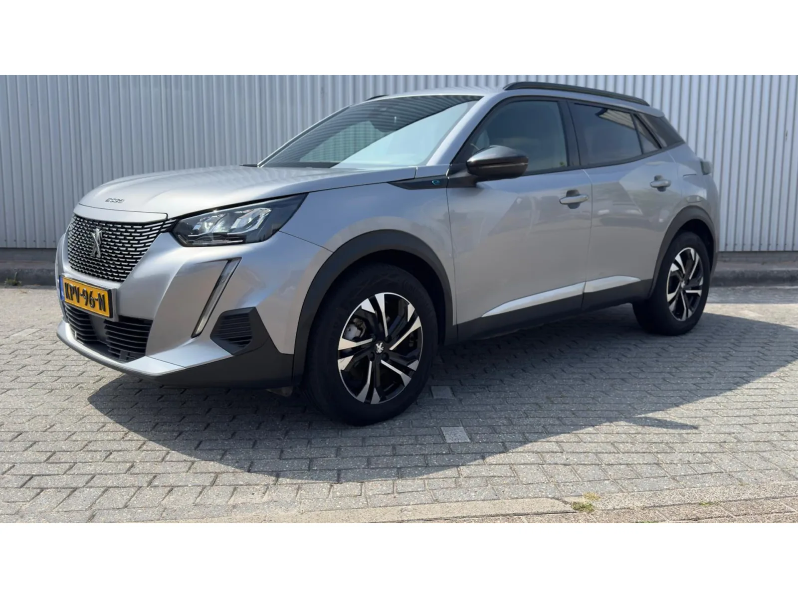 Peugeot e-2008 (2023) — foto 1