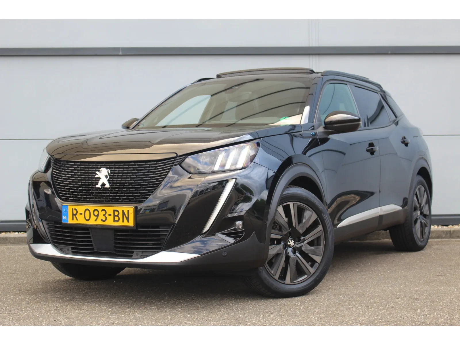 Peugeot e-2008 (2022) — foto 1