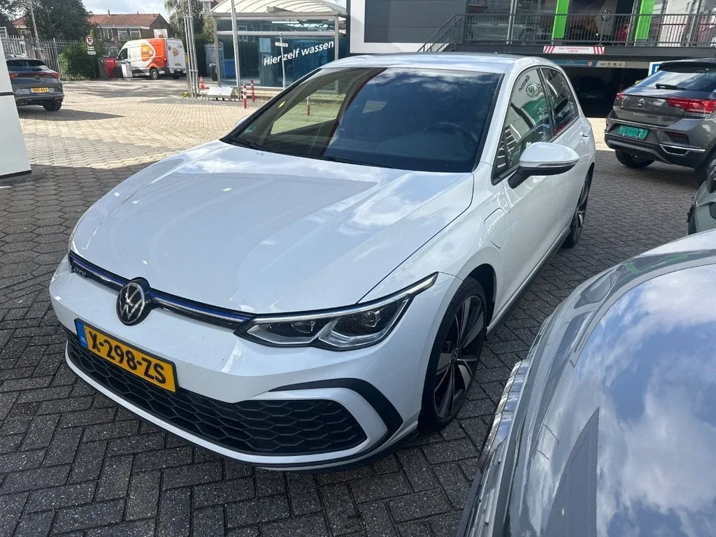Volkswagen Golf (2021) — foto 1