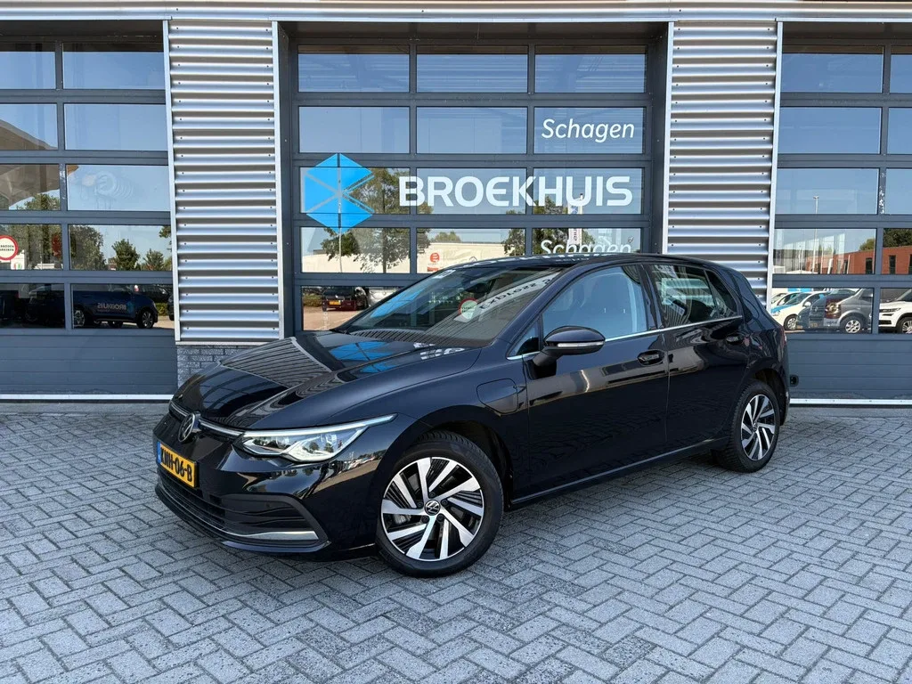 Volkswagen Golf (2023) — foto 1