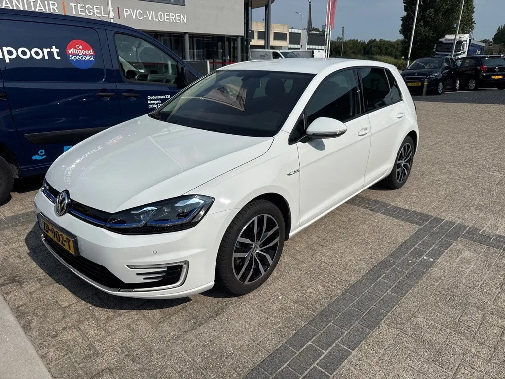 Volkswagen E-Golf (2019) — foto 1