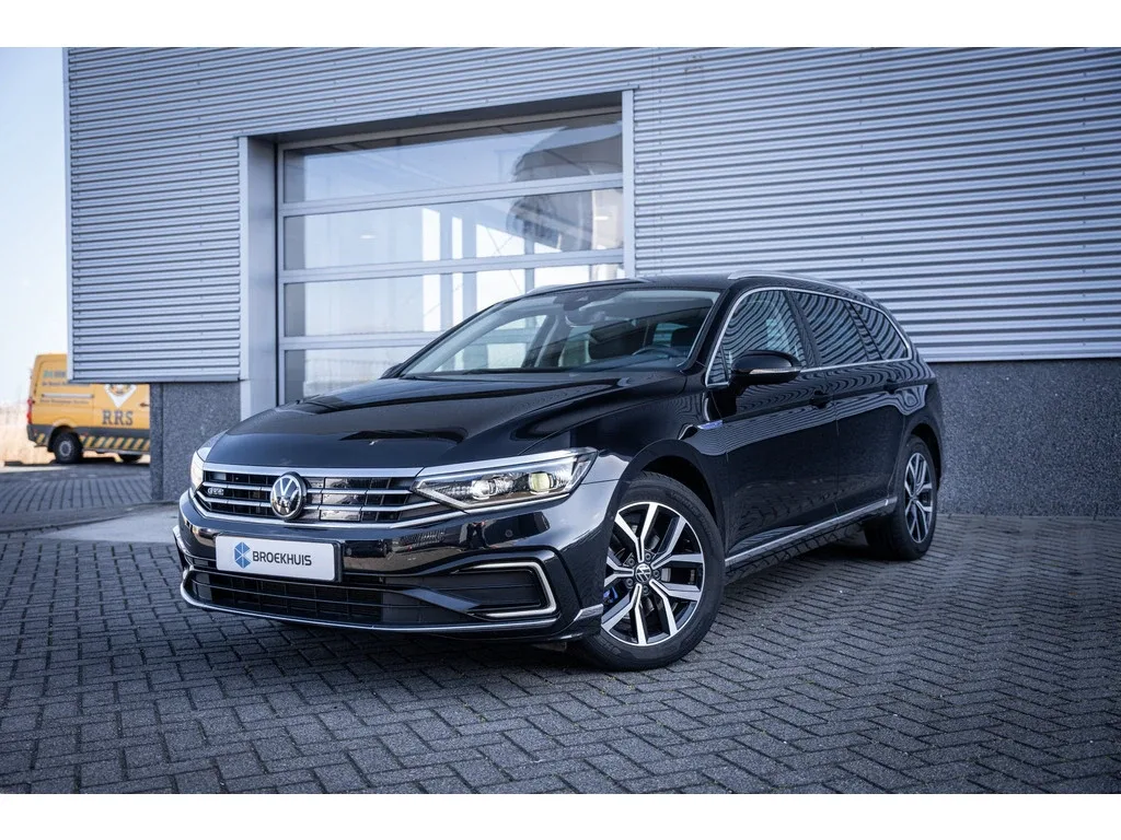 Volkswagen Passat (2023) — foto 1