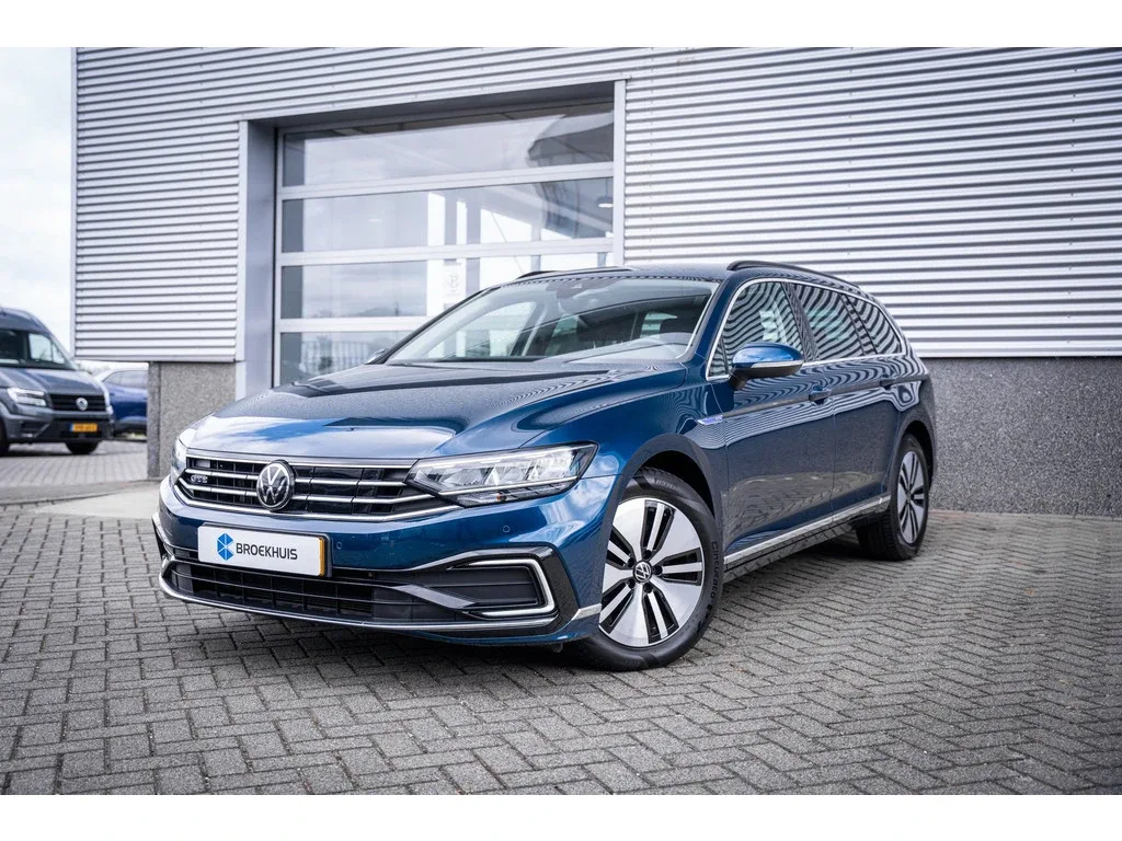 Volkswagen Passat (2022) — foto 1