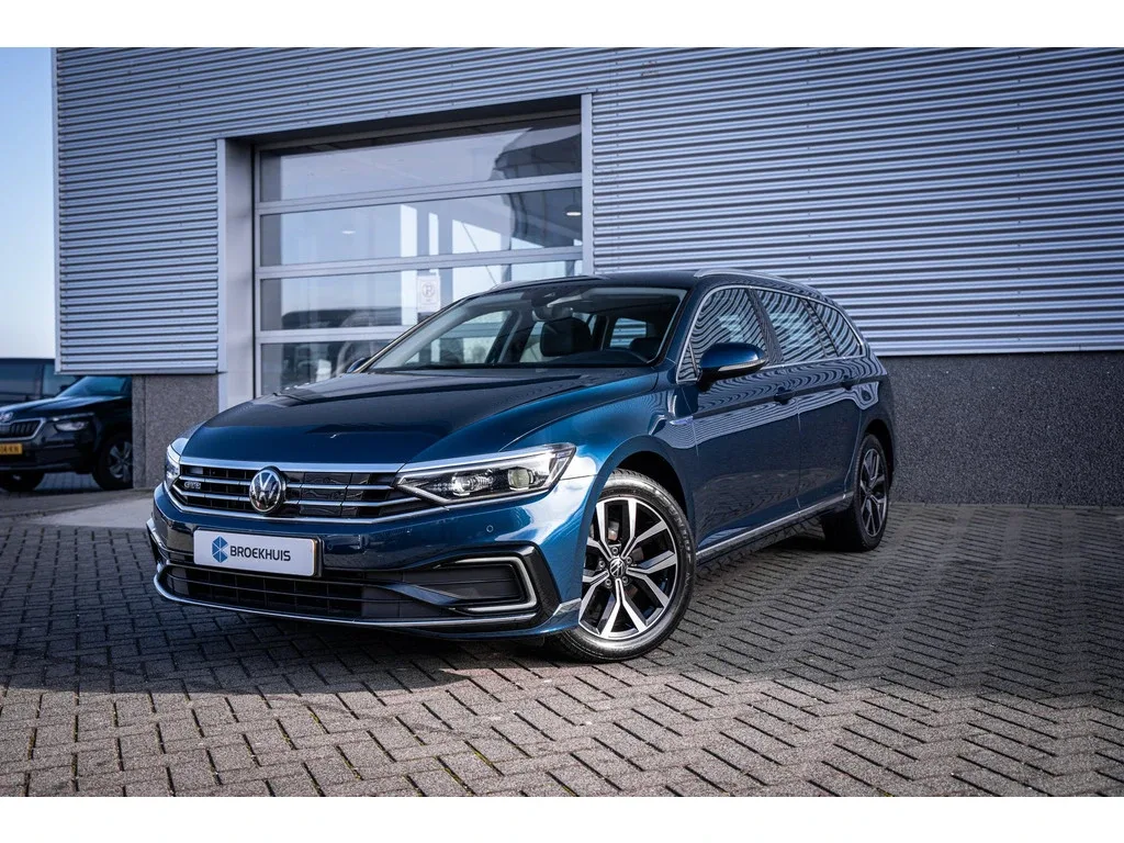 Volkswagen Passat (2022) — foto 1