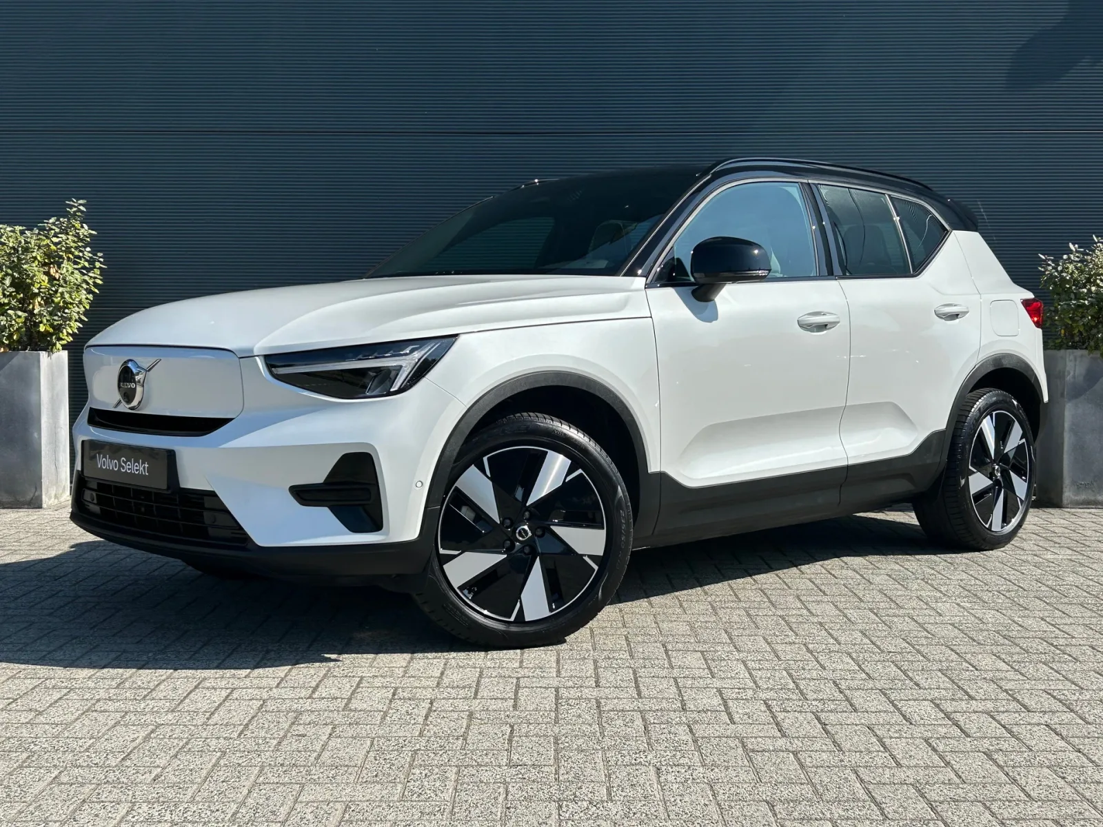 Volvo EX40 (2025) — foto 1