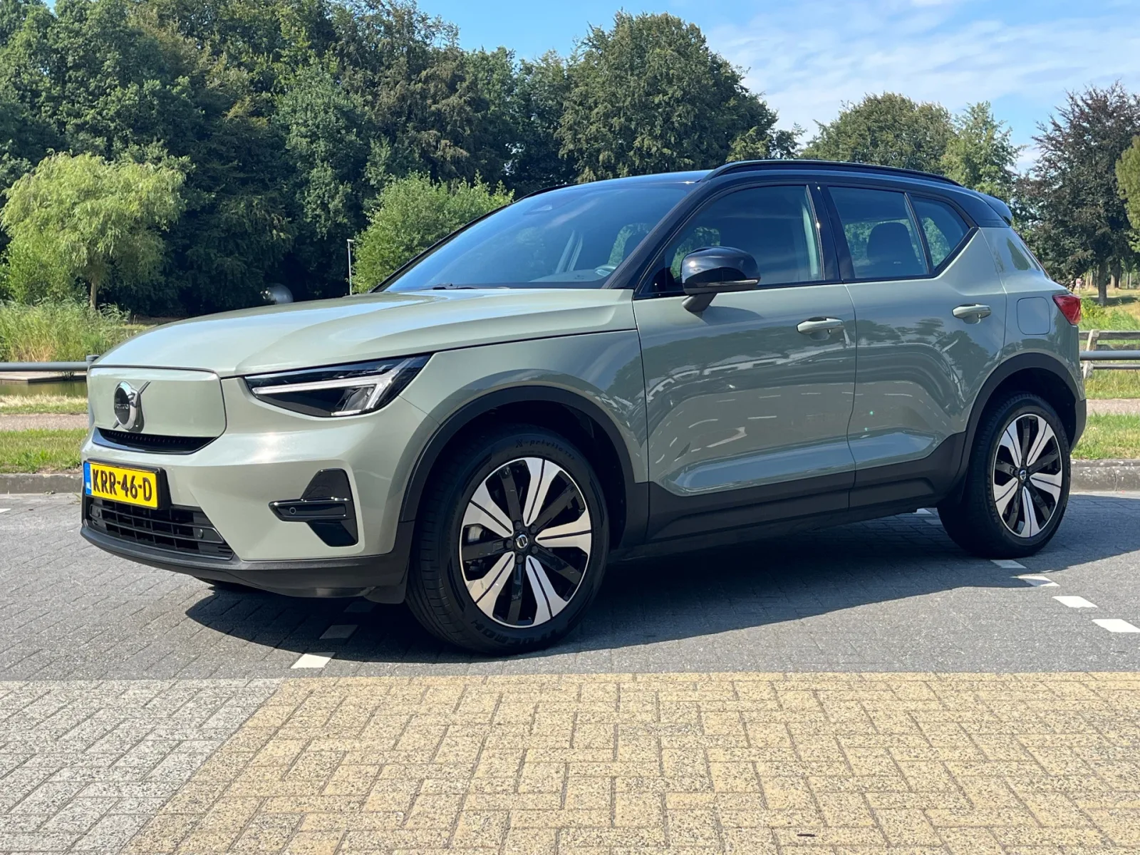 Volvo XC40 (2023) — foto 1