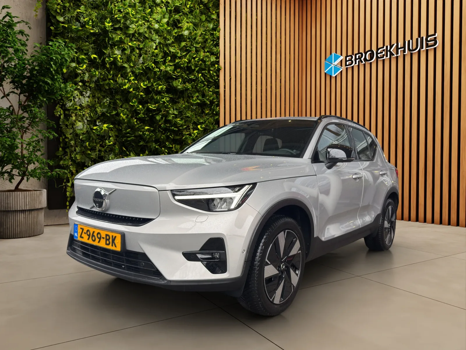 Volvo EX40 (2024) — foto 1