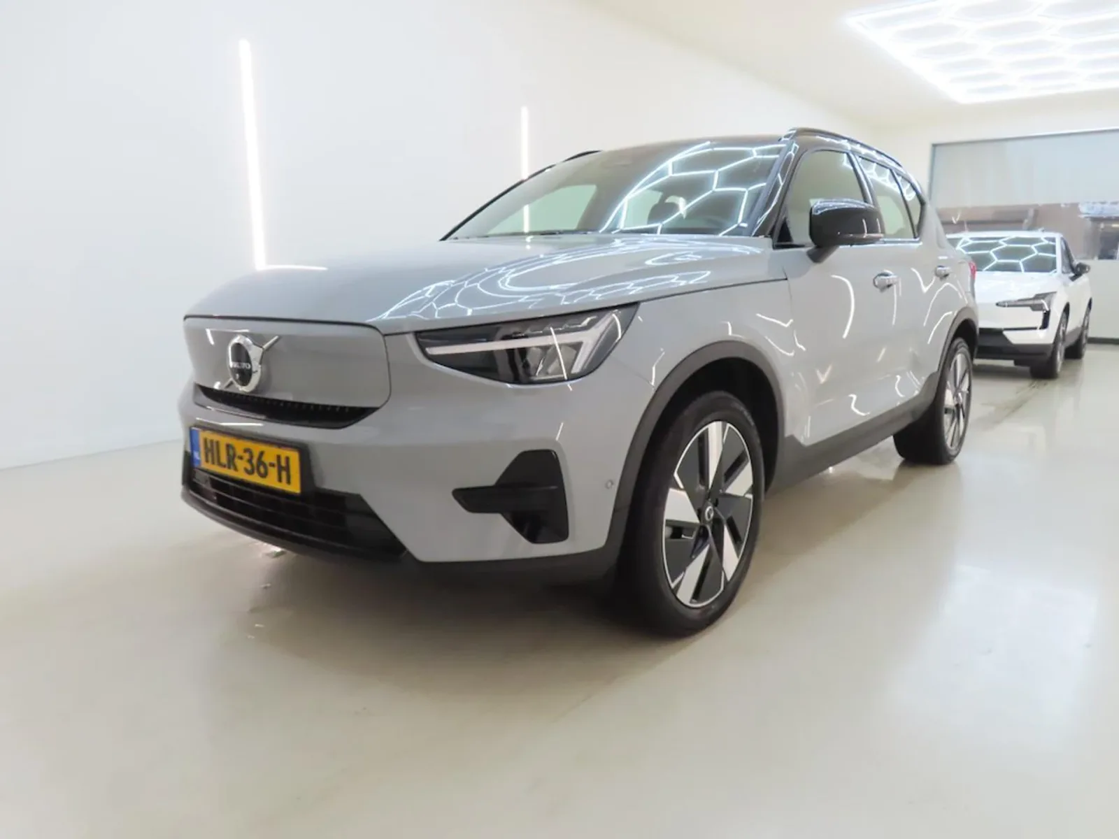 Volvo EX40 (2025) — foto 1