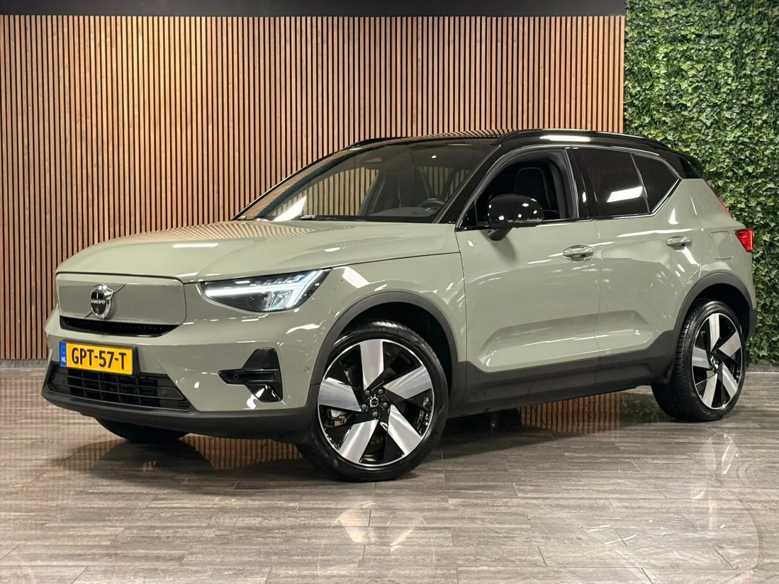 Volvo EX40 (2024) — foto 1