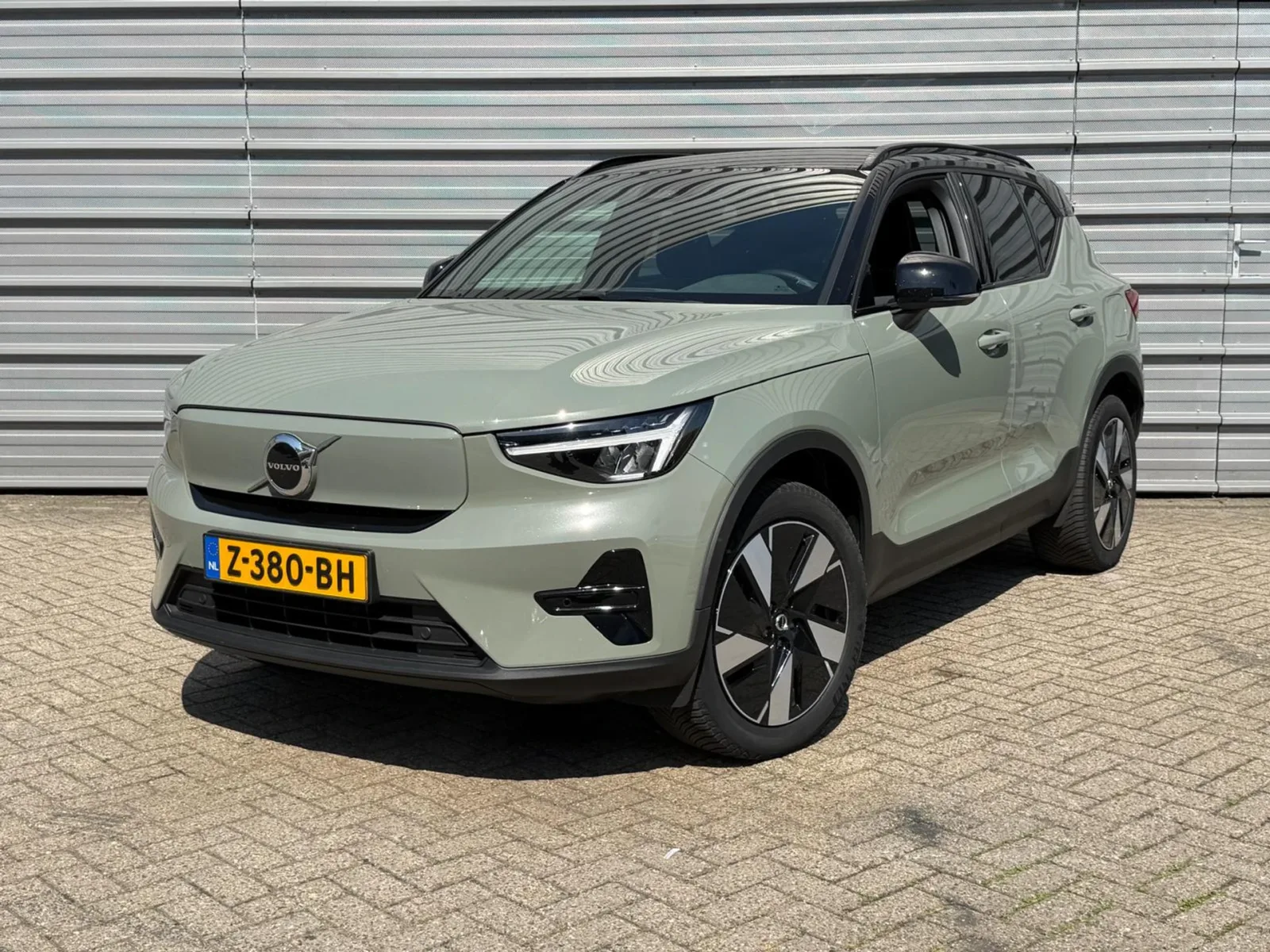 Volvo XC40 (2024) — foto 1