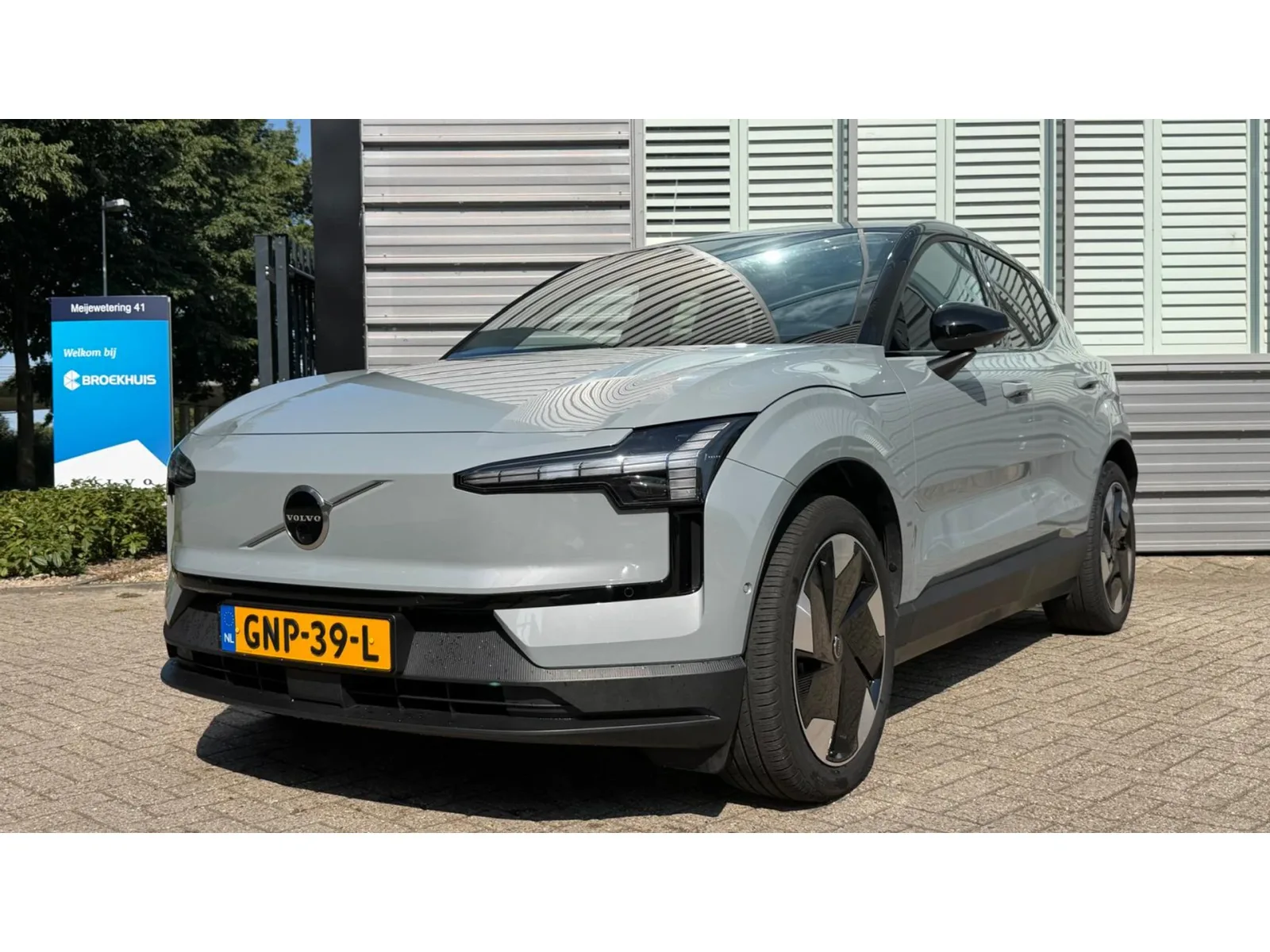Volvo EX30 (2024) — foto 1