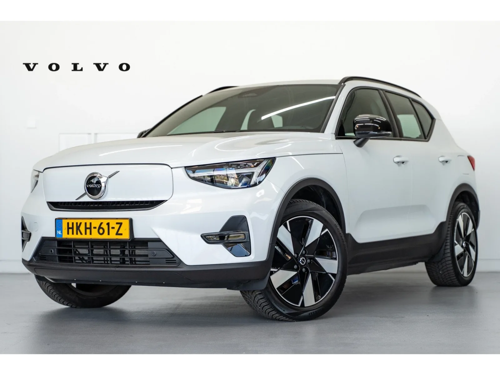 Volvo EX40 (2025) — foto 1
