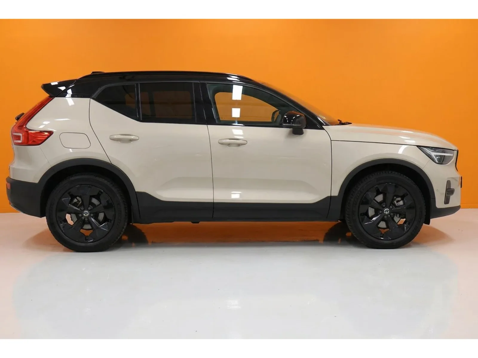 Volvo XC40 (2025) — foto 1