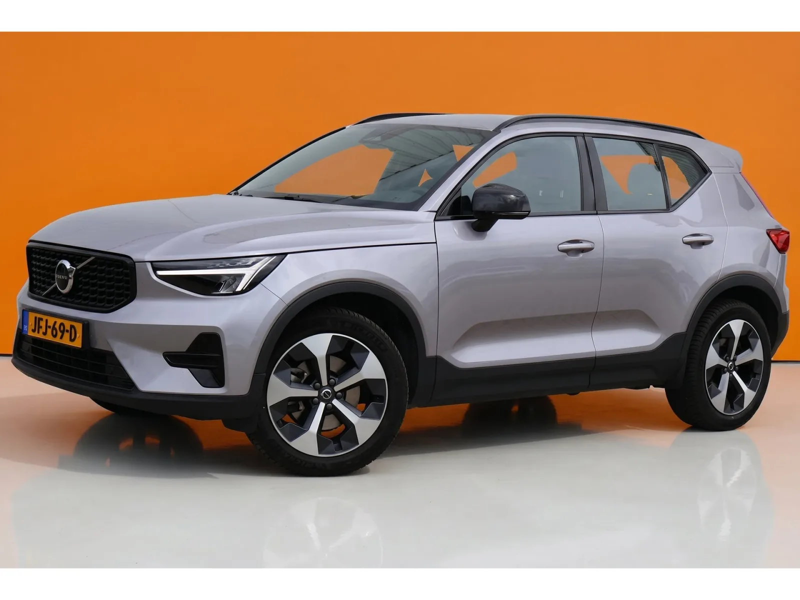 Volvo XC40 (2025) — foto 1