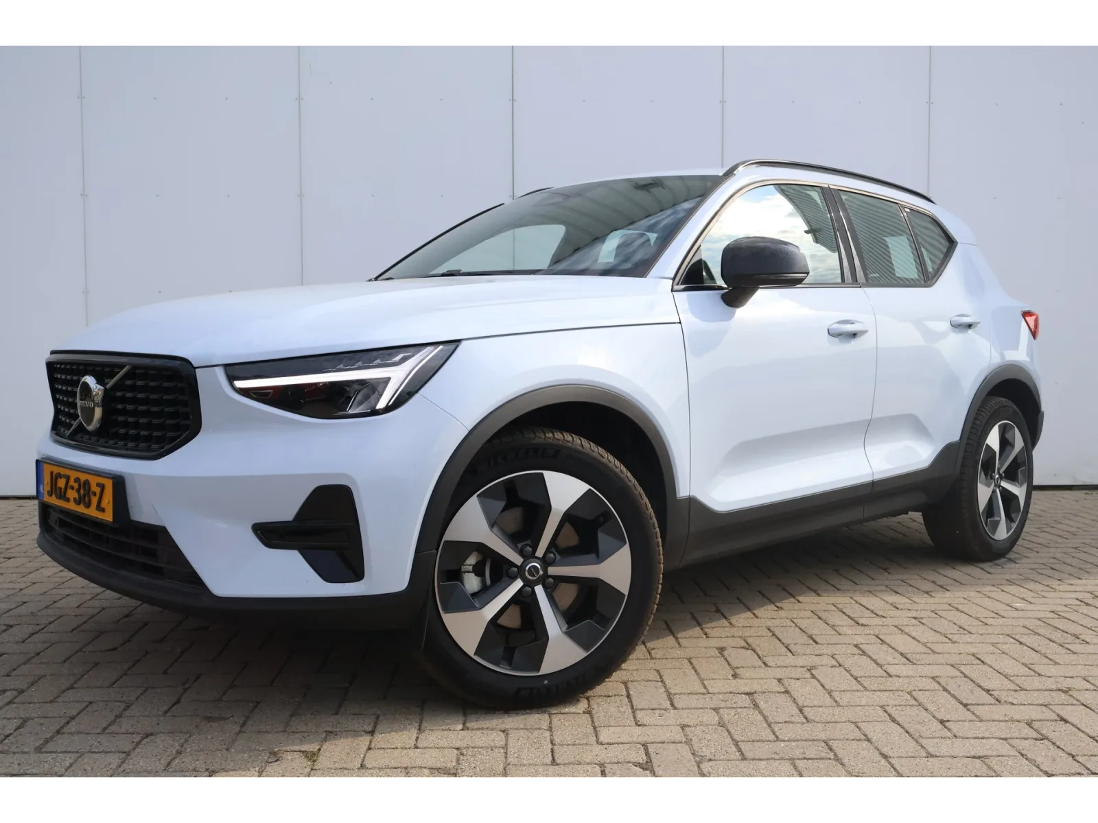 Volvo XC40 (2025) — foto 1