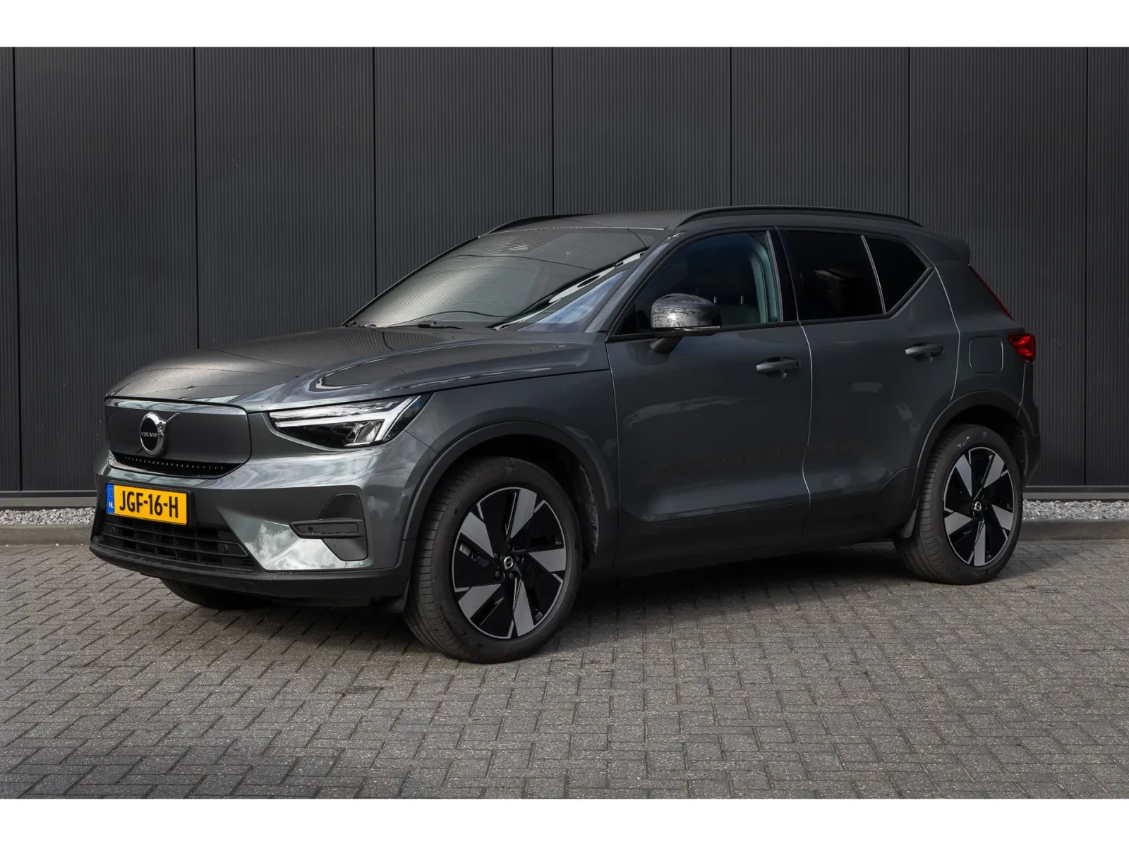 Volvo EX40 (2025) — foto 1