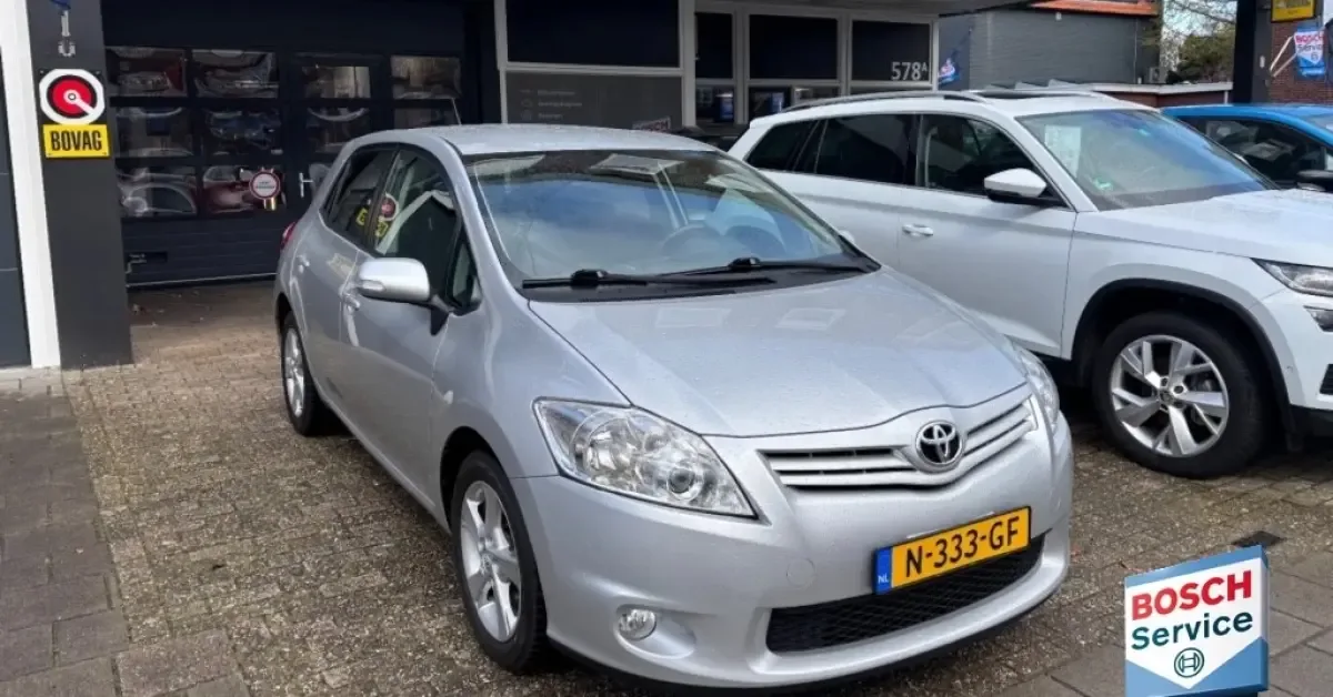 Toyota Auris (2012) — foto 1