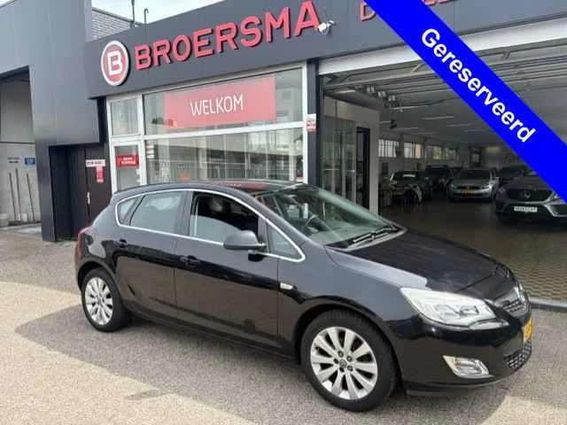 Opel Astra (2011) — foto 1