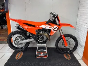 KTM 450 SX-F (2023) — foto 1
