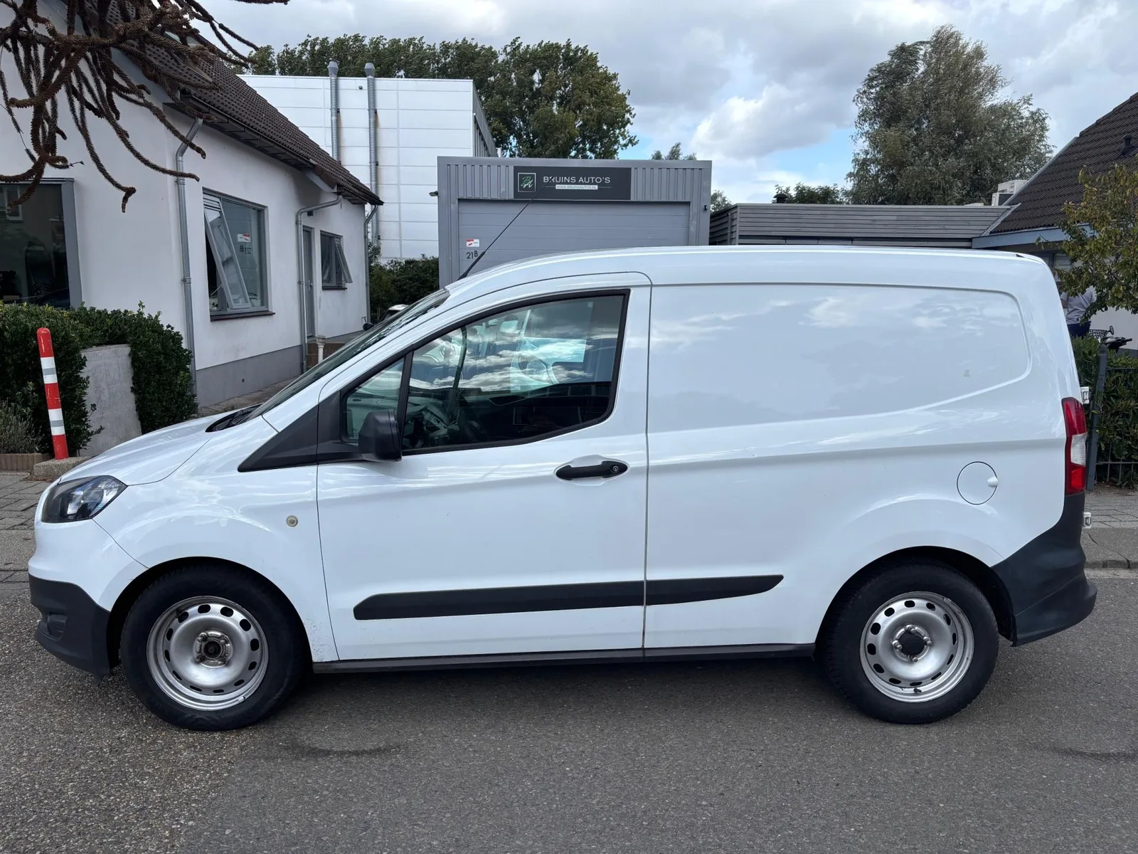 Ford Transit Courier (2017) — foto 1