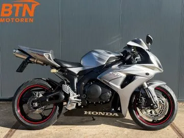 Honda CBR 1000 RR Fireblade (2006) — foto 1