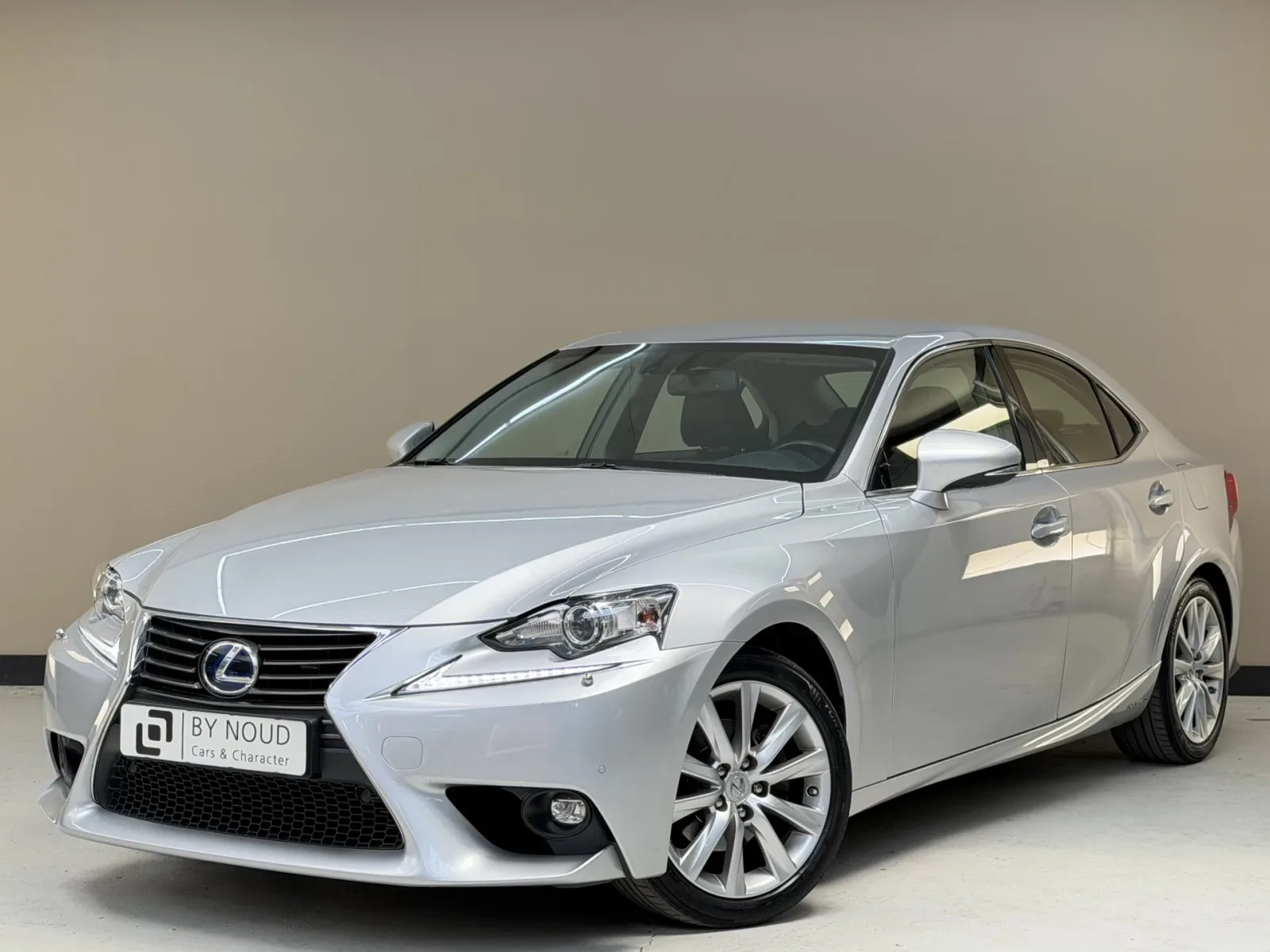 Lexus IS (2017) — foto 1