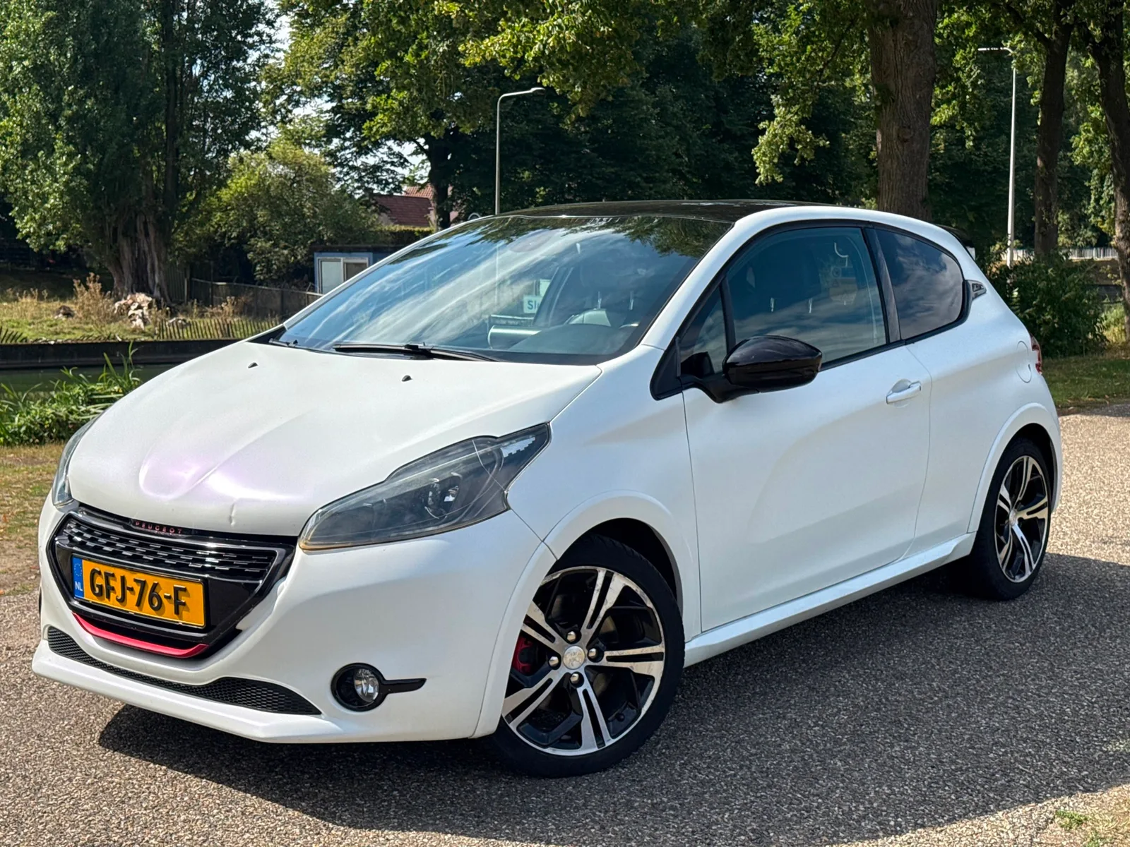 Peugeot 208 (2014) — foto 1