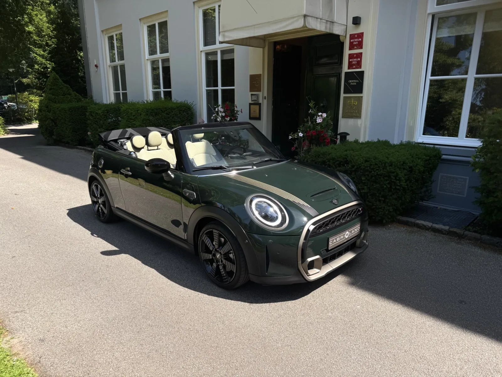 MINI Cabrio (2023) — foto 1