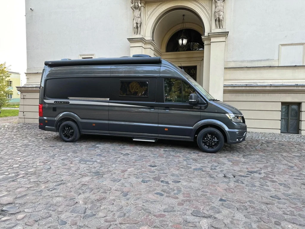 Affinity Three (2026) — foto 1