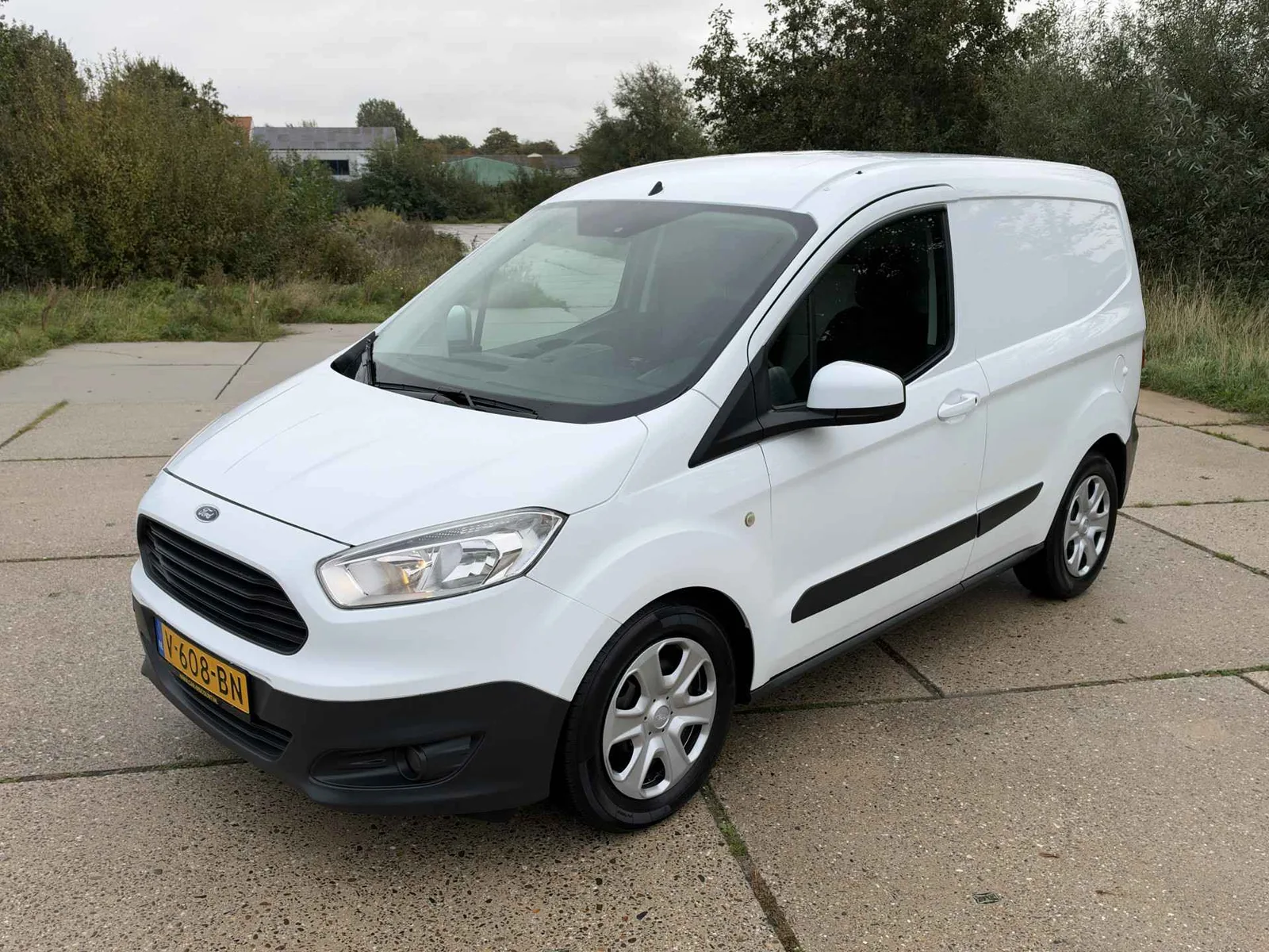 Ford Transit Courier (2016) — foto 1