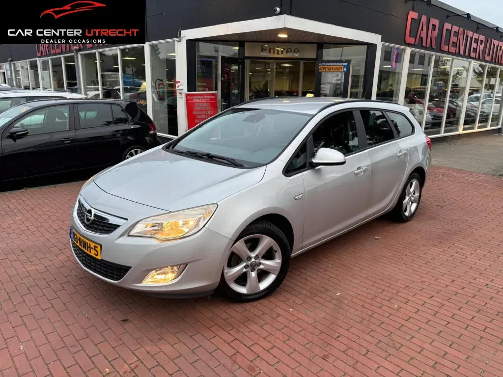 Opel Astra (2011) — foto 1