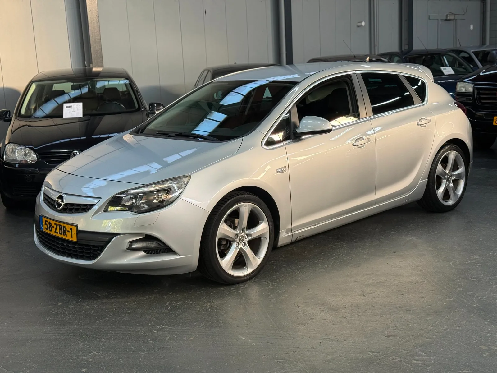 Opel Astra (2012) — foto 1