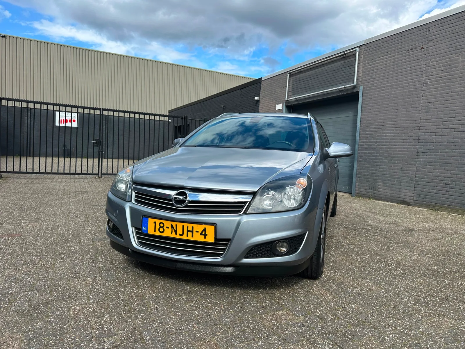 Opel Astra (2010) — foto 1