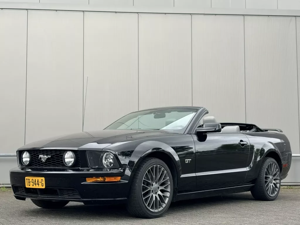 Ford Mustang (2008) — foto 1