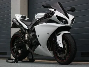 YAMAHA YZF (2011) — foto 1