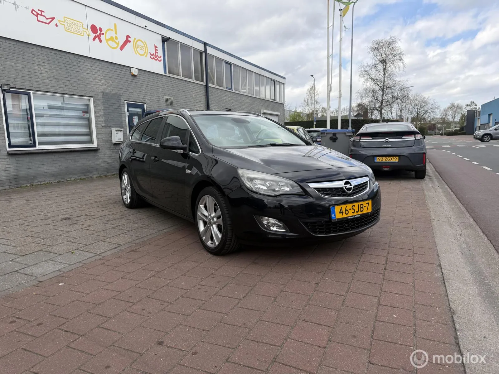 Opel Astra (2011) — foto 1
